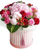 Hydrangea & Mix Roses Box Arrangement